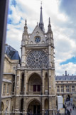 <center></center><center>La Sainte-Chapelle.  </center>La Sainte-Chapelle, merveille d'architecture gothique (1246-1248), malheureusement enfermée dans un cadre ingrat, est un des joyaux de Paris. Saint Louis fit élever la chapelle pour y placer la Couronne d'épines et un fragment de la vraie Croix que lui avaient envoyés, de Constantinople, Jean de Brienne et l'empereur Baudouin II. Ils étaient enfermés dans la boule placée au-dessous de la croix et sont aujourd'hui à Notre-Dame.
La construction est peut-être de Pierre de Montreuil, les plans sont de 1241, commencée en janvier 1246, l'église était consacrée dès le 25 avril 1248.