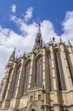 <center></center><center>La Sainte-Chapelle.  </center>Des gâbles, délicatement sculptés, surmontent les fenêtres hautes. Au-dessus, une balustrade fait le tour de l'édifice.