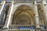 <center></center><center>La Sainte-Chapelle.  </center> Le Jugement dernier est représenté sur le portail de la chapelle haute.