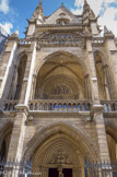 <center></center><center>La Sainte-Chapelle.  </center>A la façade s'adossent deux porches superposés. En bas, le le Couronnement de la Vierge. Le Jugement dernier est représenté sur le portail de la chapelle haute.