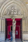 <center></center><center>La Sainte-Chapelle.  </center>La statuaire des portails avait été intégralement détruit à la Révolution, ne laissant subsister que les contours. On doit la reconstitution à Geoffroy-Dechaume, qui a également mené les recherches préalables. La porte de la chapelle basse est décorée au trumeau d'une statue de la Vierge, et au tympan d'un bas-relief Couronnement de la Vierge. Tout ce décor est du XIXe s.