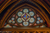 <center></center><center>La Sainte-Chapelle.  </center> La voûte surbaissée est épaulée par des étrésillons ajourés qui relient les colonnes des bas-côtés aux murs latéraux.