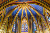 <center></center><center>La Sainte-Chapelle.  </center>Le plafond est parsemé de fleurs de lys alors que celui de la chapelle haute est couvert d'étoiles : c'est un exemple de l'alternance constante entre symboles royaux et divins.