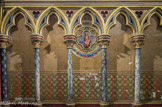 <center></center><center>La Sainte-Chapelle.  </center> Les murs latéraux sont animés d'arcatures aveugles trilobées et de 12 médaillons figurant les apôtres.
