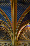 <center></center><center>La Sainte-Chapelle.  </center>Les croisées d'ogives sont encadrées par des bandes rouges ornées de L dorés.