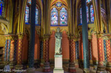 <center></center><center>La Sainte-Chapelle.  </center>Les fleurs de lys du manteau de la Vierge sur le fond azur des voûtes se retrouvent sur les colonnes en alternance avec des tours sur fond pourpre, armes de la reine Blanche de Castille, mère de Louis IX.