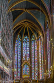 <center></center><center>La Sainte-Chapelle.  </center> La chapelle haute. Cette chapelle royale marquait la perfection des solutions qui permettaient les poussées de voûtes sur de minces colonnes, entraînant ainsi la suppression des murs remplacés par les verrières.