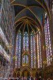 <center></center><center>La Sainte-Chapelle.  </center> L'architecture (20,50 m sous voûte) disparaît toute entière sous les dorures et les enluminures du XIXe s., mais l'ornement principal, ce sont les vitraux. Chacune des 15 fenêtres (15,40 m sur 4,25 m) est un écrin éblouissant. Ces vitraux ont été habilement restaurés par Lusson, d'après les cartons de Steinheil et sous la direction de F. de Guilhermy, on distingue mal les parties anciennes des modernes (sur 1 134 scènes, 720 remonteraient au XIIIe s).