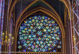 <center></center><center>La Sainte-Chapelle.  </center>La grande rose, qui date de Charles VIII, est divisée en 86 panneaux. Elle illustre le livre prophétique de saint Jean : l'Apocalypse, représentée symboliquement face à la Passion du Christ, dans le vitrail axial du chœur. Au centre de la rose, le Christ revient en gloire à la fin des Temps pour juger les vivants et les morts.