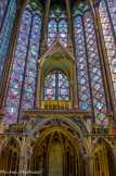 <center></center><center>La Sainte-Chapelle.  </center> La grande châsse contenant les 22 reliques de la Passion du Christ, parmi lesquelles le fragment de la Vraie Croix et la Couronne d'Épines, était jadis exposée sur la tribune, et fut fondue à la Révolution. Les reliques subsistantes sont aujourd'hui conservées dans le trésor de la cathédrale Notre-Dame de Paris.