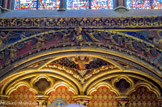 <center></center><center>La Sainte-Chapelle.  </center>Deux niches, ouvertes sous les fenêtres, à dr. et à g., étaient les places d'honneur réservées au roi, à la reine Blanche de Castille et aux membres de la famille royale. Au-dessus, les anges encadrent un Christ bénissant. Ces sculptures rappellent que le roi est l'oint du Seigneur.