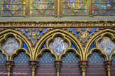 <center></center><center>La Sainte-Chapelle.  </center>Sous les fenêtres court une arcature reposant sur un banc continu, et dont les quatre-feuilles encadrent des sculptures représentant des scènes de martyres.  Dans les écoinçons, des anges accueillent ces martyrs.