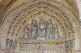<center></center><center>La Sainte-Chapelle.  </center>Le Christ du Jugement dernier entouré de deux anges portant les instruments de la Passion la croix et les clous à droite ; la couronne d'épines et la lance à gauche). Le linteau représente la résurrection générale des morts, avec au milieu, saint Michel procédant à la pesée des âmes et part et d'autre, les morts qui soulèvent leur dalle funéraire au son des olifants des anges. À gauche, Abraham reçoit dans son sein les âmes élues, symbolisées par de petits personnages nus sur ses genoux. A droite une sympathique représentation de l'enfer, composée de petits diablotins entremêlés.