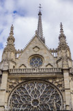 <center></center><center>La Sainte-Chapelle.  </center>Au-dessus du porche supérieur, la grande rose à meneaux flamboyants, reconstruite sous Charles VIII, est surmontée d'une balustrade découpée en fleurs de lis; sur l'appui de la balustrade, deux anges couronnent le chiffre du roi Charles.