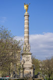 <center></center><center>Fontaine du Châtelet ou fontaine de la Victoire. </center> Cette fontaine fut commandée en 1806 par Napoléon Ier à Emmanuel Crétet son ministre de l'intérieur, pour commémorer ses victoires et pour délivrer de l'eau potable gratuite aux Parisiens. Le projet fut dirigé par l'ingénieur François-Jean Bralle. Elle a la forme d'une colonne et fut terminée en 1808. Elle est surmontée d'une Victoire en bronze doré brandissant les lauriers de la victoire, œuvre du sculpteur Louis-Simon Boizot. Sa base  porte quatre statues, allégories de la Vigilance, de la Justice, de la Force et de la Prudence, également œuvres de Boizot. Un bassin inférieur, dessiné par Gabriel Davioud, a été ajouté à la fontaine sous le Second Empire. Il est entouré de quatre sphinx sculptés par Henri-Alfred Jacquemart qui crachent des jets d'eau.