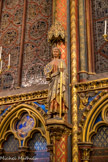 <center></center><center>La Sainte-Chapelle.  </center>Sur des culs-de-lampe adossés aux piliers, les statues des Apôtres portent des croix de consécration. Saint Jean.