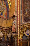 <center></center><center>La Sainte-Chapelle.  </center>A gauche, en entrant.Quatre statues des apôtres sont anciennes (XIVe s.). Quatre ont été reconstituées d'après les originaux qui existaient encore, mais brisés en plusieurs endroits. Deux qui manquaient ont été refaites.
