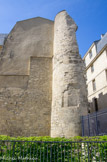 <center>Enceinte de Philippe Auguste. </center>Rue Charlemagne. Restes de la tour Montgomery de la poterne Saint-Paul, construite à la fin du XIIe siècle. Son nom est c elui du capitaine de la garde écossaise de Henri II qui y aurait été emprisonné après avoir accidentellement tué le roi lors d'une joute.