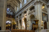 <center>L'église Saint-Paul-Saint-Louis</center>L'intérieur, d'ordre corinthien, en forme de croix latine, reproduit le plan de l'église du Gesu de Vignole, à Rome, sans bas-côtés ni déambulatoire. Au-dessus des chapelles de la nef, communiquant entre elles, se trouvent des tribunes. Au-dessus des tribunes, un autre passage à balustrade de fer forgé, aménagé sur la corniche, fait le tour de l'église.