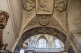 <center>L'église Saint-Paul-Saint-Louis</center>Sous les voûtes, de chaque coté du chœur, rappelés par les inscriptions latines du XIXe siècle, se trouvaient suspendus des anges d'argent drapés de vermeil, portant les cœurs embaumés de Louis XIII et de Louis XIV, contenus dans des boîtes de vermeil. Les reliquaires, œuvres de Sarrazin et Coustou, furent détruits sur l'ordre de la Convention.