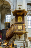 <center>L'église Saint-Paul-Saint-Louis</center>La chaire à prêcher de Saint-Paul : un modèle assez traditionnel au XVIIe siècle. Elle est ornée de bas-reliefs du XIXe siècle.
