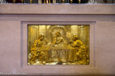 <center>L'église Saint-Paul-Saint-Louis</center>Bas-relief en bronze doré : «Les Pèlerins d'Emmaüs» par François Auguier (1604-1669) sur le maître-autel moderne.