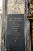 <center>L'église Saint-Paul-Saint-Louis</center>Chapelle Notre-Dame-des-Sept-Douleurs (absidiole gauche). L'inscription latine du XIXe siècle relative à Louis XIII.