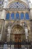 <center>L'église Saint-Séverin. </center> Le portail ouest qui date du XIIIe siècle. Il est de style gothique et comprend, de chaque côté, six colonnettes sculptées de guirlandes de feuillage. Le tympan est une représentation de «La Vierge à l'Enfant recevant les honneurs de deux anges». Auteur : Josph-Marius Ramus (1805-1888). Cette sculpture illustre l'Espérance.