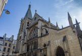 <center>L'église Saint-Séverin. </center> A cet emplacement, un sanctuaire dédié à saint Séverin est attesté dès le VIe siècle. Une église paroissiale (la plus importante de la rive gauche) est reconstruite au XIIIe siècle, puis agrandie au XIVe siècle. Suite à un incendie survenu en 1448, Saint-Séverin est en grande partie rebâtie durant la seconde moitié du XVe siècle dans le style gothique flamboyant.

La tour et les trois premières travées de la nef datent de l’église du XIIIe siècle. Les piliers des bas-côtés de droite datent du XIVe siècle. Les travées suivantes de la nef sont reconstruites au XVe siècle.  Élévation à 3 niveaux (hautes-arcades, triforium, fenêtres hautes), voûtes sur croisées d'ogives, remplages des baies à soufflets et mouchettes.