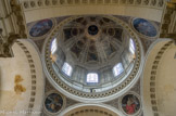 <center>Chapelle de la Sorbonne. </center> À la croisée du transept, la coupole sur pendentifs comporte un tambour à huit fenêtres séparées par des pilastres corinthiens. Les pendentifs sont décorés des armoiries de Richelieu, d'ange et des quatre Pères de l'église, peints par Philippe de Champaigne.