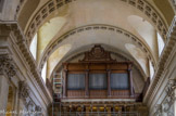 <center>Chapelle de la Sorbonne. </center> Au-dessus du porche sur le parvis, se trouve le seul orgue non modifié du facteur Paul Dallery, construit en 1825 sous la direction de son père François, successeurs de la dynastie Clicquot. Dans un style classique français, il est considéré comme un exceptionnel témoignage de la facture d'orgues du début du XIXe siècle.