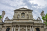 <center>Chapelle Sainte-Ursule de la Sorbonne. </center> A gauche, Saint Thomas d'Aquin , à droite, Pierre Lombard . Au centre, le sculpteur Jean-Baptiste Roman (1792-1835) réalisa, en 1827, les figures allégoriques de La Vérité (avec le miroir) et de La Science (avec le livre), obstruant l’ouverture de la baie axiale. Ces deux figures posent le coude sur le cadran d’une horloge de la maison Niot-Blin. Elles contemplent le blason aux armes de Richelieu, surmonté de la couronne ducale et du chapeau cardinalice. La demi-lune de cette baie porte une frise montrant six symboles du Zodiaque : les Gémeaux, le Taureau, le Bélier, les Poissons, le Verseau et le Capricorne.  A gauche,  les prophètes Moïse et Élie ; à droite, les saints apôtres Pierre et Jean.