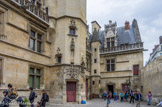 <center>Le musée de Cluny. </center>À la Révolution, l'hôtel est vendu comme bien national et subit des transformations et des agressions jusqu'à son acquisition par l'État en 1843. L'hôtel est aujourd'hui le plus ancien témoin de l'architecture des hôtels particuliers construits à Paris entre cour et jardin. Il est de style gothique flamboyant selon un plan en U, d'un corps de logis prolongé par deux petites ailes en équerre délimitant une cour intérieure trapézoïdale.