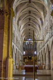 <center>L'église Saint-Séverin. </center> Élévation à 3 niveaux (hautes-arcades, triforium, fenêtres hautes), voutes sur croisées d'ogives, remplages des baies à soufflets et mouchettes. Le splendide buffet d'orgue date de 1745.