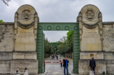 <center>Le cimetière du Père Lachaise </center> L'entrée principale se présente sous la forme d'un portail hémicyclique monumental, à deux pylônes, de style néoclassique, conçu par l'architecte Étienne-Hippolyte Godde, et inauguré en 1825. Il est orné de sabliers ailés en médaillons, de flambeaux et de guirlandes de fleurs, et fermé par une lourde porte à deux battants.Deux sentences bibliques latines y sont inscrites : Sur le pylône de gauche : Spes illorum immortalitate plena est (« L'espérance est pleine d'immortalité » - Sagesse, III, IV)
    Sur le pylône de droite : Qui credit in me etiam si mortuus fuerit vivet (« Celui qui croit en moi, même s'il est mort, vivra » - Jean, XI). Le cimetière porte le nom de François d'Aix de La Chaise dit le Père Lachaise qui était le prêtre confesseur de Louis XIV.