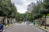 <center>Le cimetière du Père Lachaise </center> Allée principale. Au fond, l'ossuaire. Le cimetière porte le nom de François d'Aix de La Chaise dit le Père Lachaise qui était le prêtre confesseur de Louis XIV.  C'est le plus grand cimetière parisien et s’étend sur 43 hectares. Il totalise 75 000 concessions funéraires.  De nombreuses personnalités y sont présentes : artistes, musiciens et chanteurs (Frédéric Chopin, Rossini, Jim Morrison, Edith Piaf, Alain Bashung…) et écrivains (Molière, Balzac, Colette, Marcel Proust, Jean de la Fontaine, Oscar Wilde…), hommes d’État, militaires, historiens, …