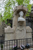 <center>Le cimetière du Père Lachaise </center> Alfred de Musset, près d'un saule.