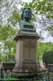<center>Le cimetière du Père Lachaise </center> Buste funéraire de Balzac par David d'Anger