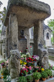 <center>Le cimetière du Père Lachaise </center> Allan Karadec, fondateur de la philosophie spirite, , monument en forme de dolmen, buste de Capellaro. Tombe continuellement fleurie depuis 1869.