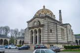 <center>Le cimetière du Père Lachaise </center>La crémation est autorisée en France à partir de 1887-1889. Ce n'est qu'à la fin du siècle, en 1894, que débutèrent les travaux du columbarium et du crématorium, conçus en 1886 par Jean Camille Formigé. L'ensemble crematorium-columbarium se compose d'une chapelle de style néo-byzantin et de quatre ailes. Le toit est composé d'un vaste dôme de briques et de grès, de trois petites demi-coupoles et de deux cheminées. Dans les années 1920, le dôme principal est décoré de vitraux de Carl Mauméjean. Le columbarium définitif se compose de quatre niveaux : deux en sous-sols et deux à l'extérieur et peut contenir plus de 40 800 cases.