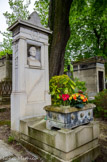 <center>Le cimetière du Père Lachaise </center> Ingres, buste par Bonnassieux, tombeau en marbre de Baltard.