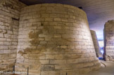 <center>Le Louvre médiéval.</center> Pile du pont-levis de la porte orientale menant vers la ville et les tours de la porte orientale XIIe siècle.