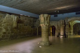 <center>Le Louvre médiéval.</center> Sous l'aile méridionale, se voient encore les murs périmétraux (d'époque de Philippe-Auguste) et les colonnes à chapiteaux (d'époque de Saint Louis) d'une grande salle basse, dite 