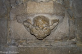 <center>Le Louvre médiéval.</center> Culot à tête grotesque.