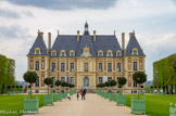 <center>Le château de Sceaux. </center> Le château fut construit et aménagé par Le Soufaché, pour le duc et la duchesse de Trévise, propriétaires du domaine de Sceaux sous le Second Empire. Ils avaient souhaité, en accord avec leur architecte, une demeure agrémentée des styles historiques (néo-Louis XIII, Louis XIV et Louis XV) appréciés à l'époque.