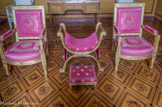 <center>Le château de Sceaux. </center> Mobilier d'un salon. Pierre-Benoît Marcion, époque Empire. Mobilier offert par Napoléon Ier au Maréchal Mortier. Paire de chaises, ployant et repose pied. Bois doré.