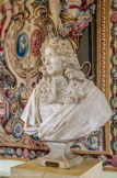 <center>Le château de Sceaux. </center> Antoine Coysevox (1640-1720). Buste de Jean-Baptiste Colbert. 1677 Marbre. Il s'agit du buste offert à Colbert, le 24 avril 1677, par l'Académie royale de peinture et de Sculpture. Colbert, qui avait acquis Sceaux en 1670, était à ce moment-là surintendant des Bâtiments de Louis XIV et protecteur de l'Académie. Antoine Coysevox est, avec François Girardon, l'un des deux plus grands sculpteurs du règne de Louis XIV. Il travailla beaucoup pour Versailles et Colbert le fit intervenir à Sceaux, notamment dans la conception et la réalisation des éléments sculptés de la cascade.