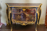 <center>Le château de Sceaux. </center> Attribué à l'ébéniste Bernard II van Risamburgh. Commode de forme galbée en laque de Coromandel. Décor polychrome de personnages dans des paysages animés de ponts, pagodes et bateaux. Elle ouvre à deux tiroirs sans traverse et repose sur des pieds cambrés. Ornée de bronze ciselé et doré : chutes ajourées, frises d'encadrement à volutes et feuillage, moulures à oves, culots et sabots. Marque au feu (Sceaux-Penthièvre) : « SX », une encre de marine au centre et la partie inférieure d'une couronne fermée dans la partie supérieure.