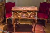 <center>Le château de Sceaux. </center> Table à transformation en secrétaire dite 