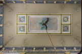<center>Le château de Sceaux. </center> Le plafond de la cage d'escalier était orné d'une peinture représentant un aigle aux ailes déployées dont les serres tiennent une branche de laurier. Lors de la restauration sont apparus six médaillons qui figurent les profils de Charlemagne, Saint-Louis, François 1er, Louis XIV. Les deux derniers portraits montrent les empereurs Napoléon 1er et Napoléon III, rappel de la fidélité du maréchal Mortier et hommage de son fils à son souverain.